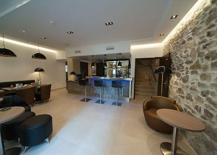 Central Hotel فندق 3*